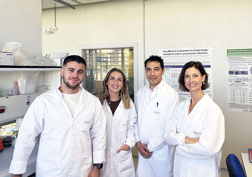 : De izquierda a derecha, Marco Pardo-Freire (UV), Mireia Bernabéu-Gimeno (UV), Benjamin K. Chan (Yale University), Pilar Domingo-Calap (UV), equipo científico del trabajo.